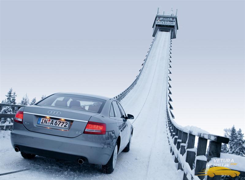 Audi Quattro ngjitet në stazën e kërcimeve me ski