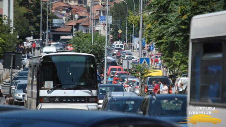 Kaos në rrugët e kryeqytetit (Foto)