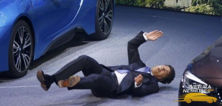 Fotot shokuese: Shefi i BMW-së humb ndjenjat në skenë