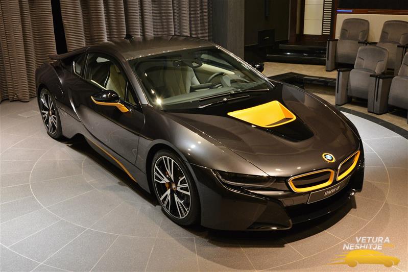 BMW i8 tërheq shumë vëmendje