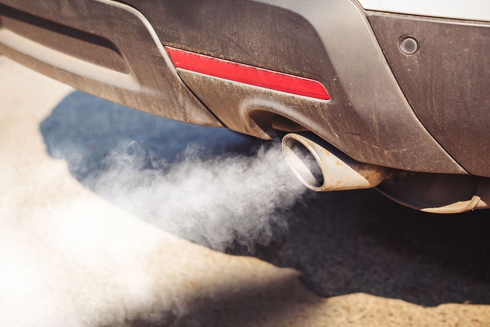Britania do të ndalojë veturat me karburant deri më 2035, synon zero emetime deri më 2050