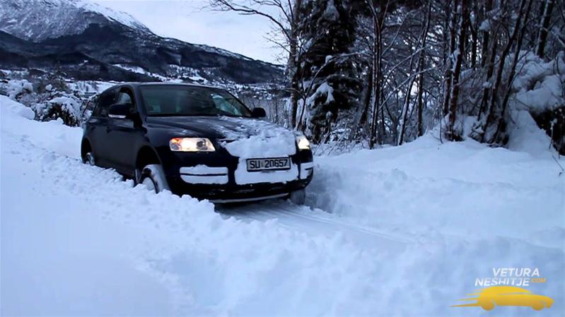 VW Touareg në borë me lartësi një metër