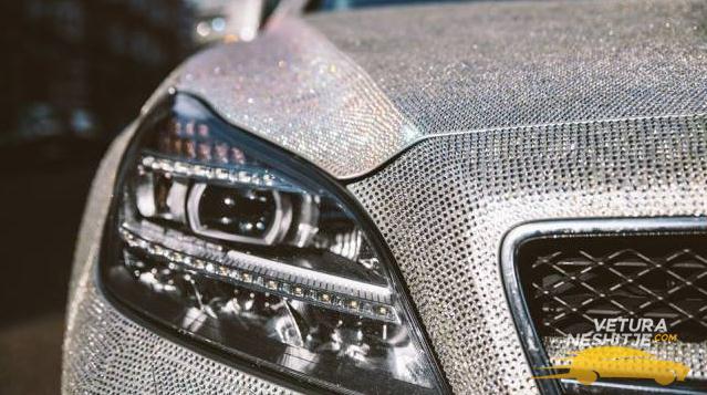 Mercedes CLS i mbështjellur me një milion kristale