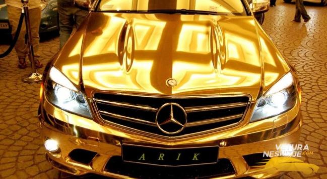 Mercedes-Benz C63 AMG mahnitës në ngjyrë ari