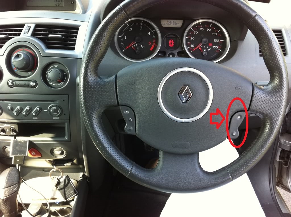 Per cka sherbejne keto 2 taste(PULLA) ne vollan te Renault Megan 2004
